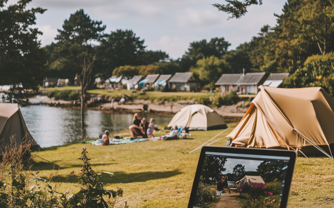 Un ordinateur montrant le site internet du camping dans le décor réel.